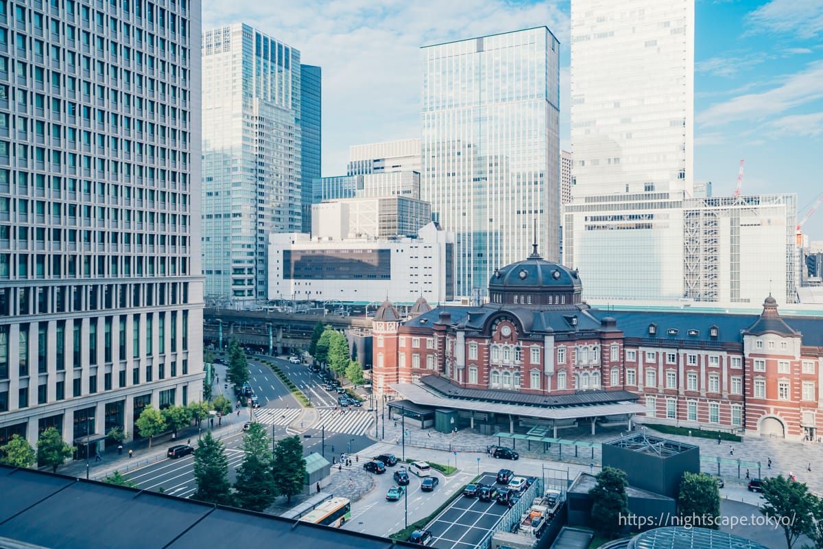 新丸ビル展望フロアから眺める夕暮れ時の東京駅