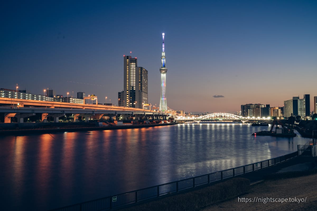 黄昏時の東京スカイツリー