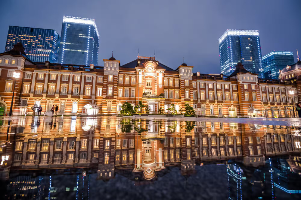 雨上がりに眺めることができる東京駅のリフレクション