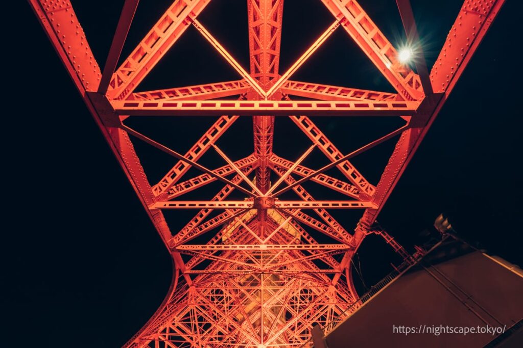 東京タワーを真下から撮影した写真