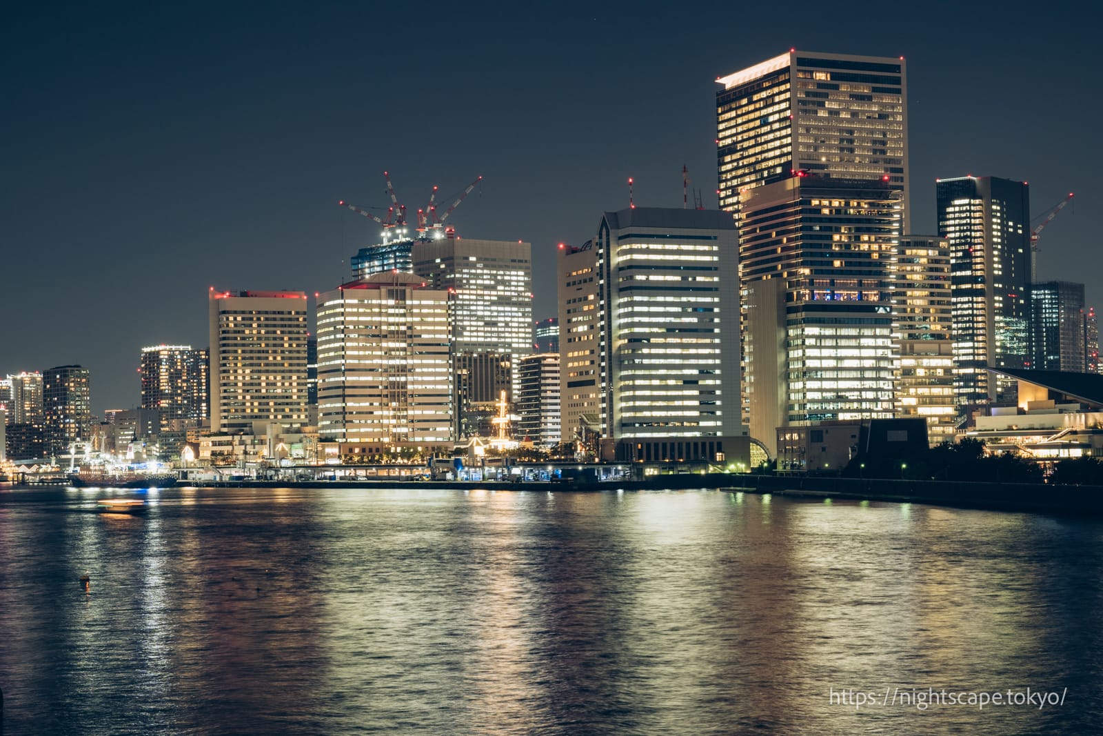 Night view of buildings in the direction of Hamamatsucho from the Tsukiji Bridge.