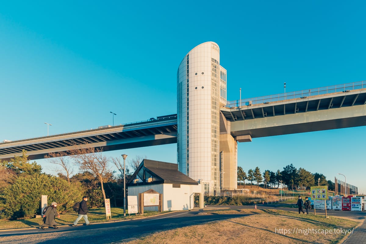 Wakasu Elevating Tower used for walking across the Gate Bridge.