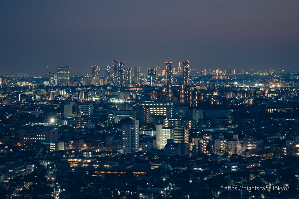横浜方面の高層ビル群