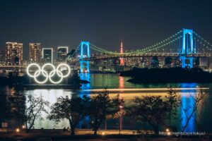 東京オリンピック2020のモニュメントとレインボーブリッジ