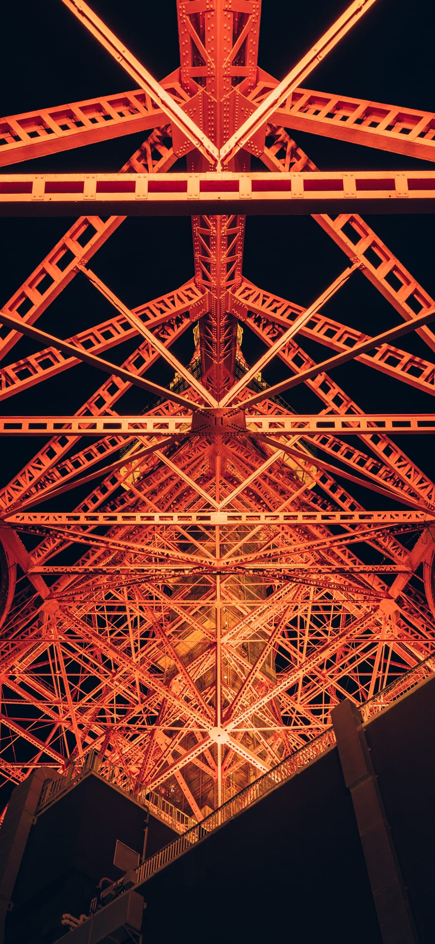 Looking up at Tokyo Tower（Free smartphone wallpaper）