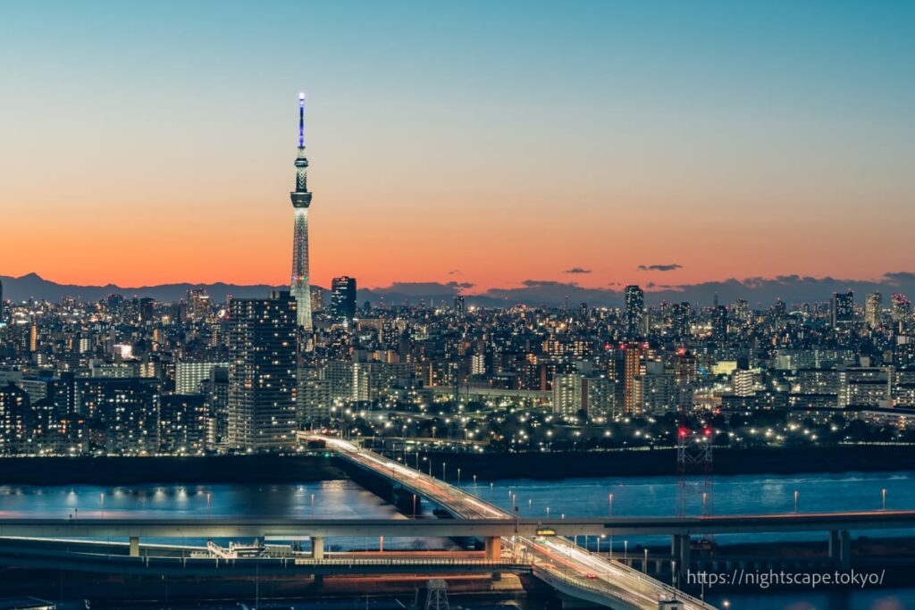 東京スカイツリーと黄昏時の空