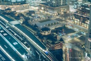 ライトアップされる東京駅と東京駅丸の内駅前広場