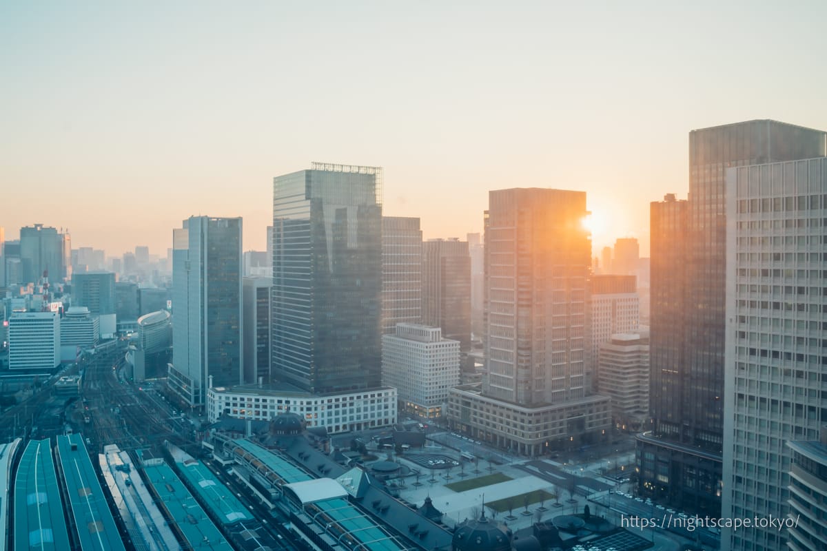 夕暮れ時の東京駅の様子