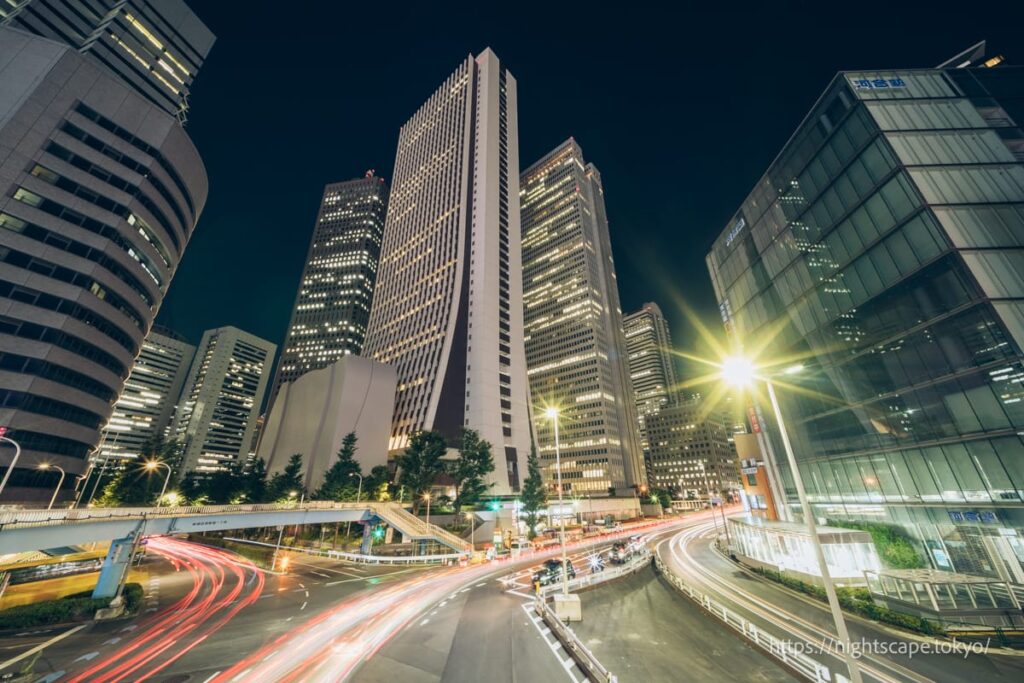 新都心歩道橋から眺める新宿オフィス街の夜景