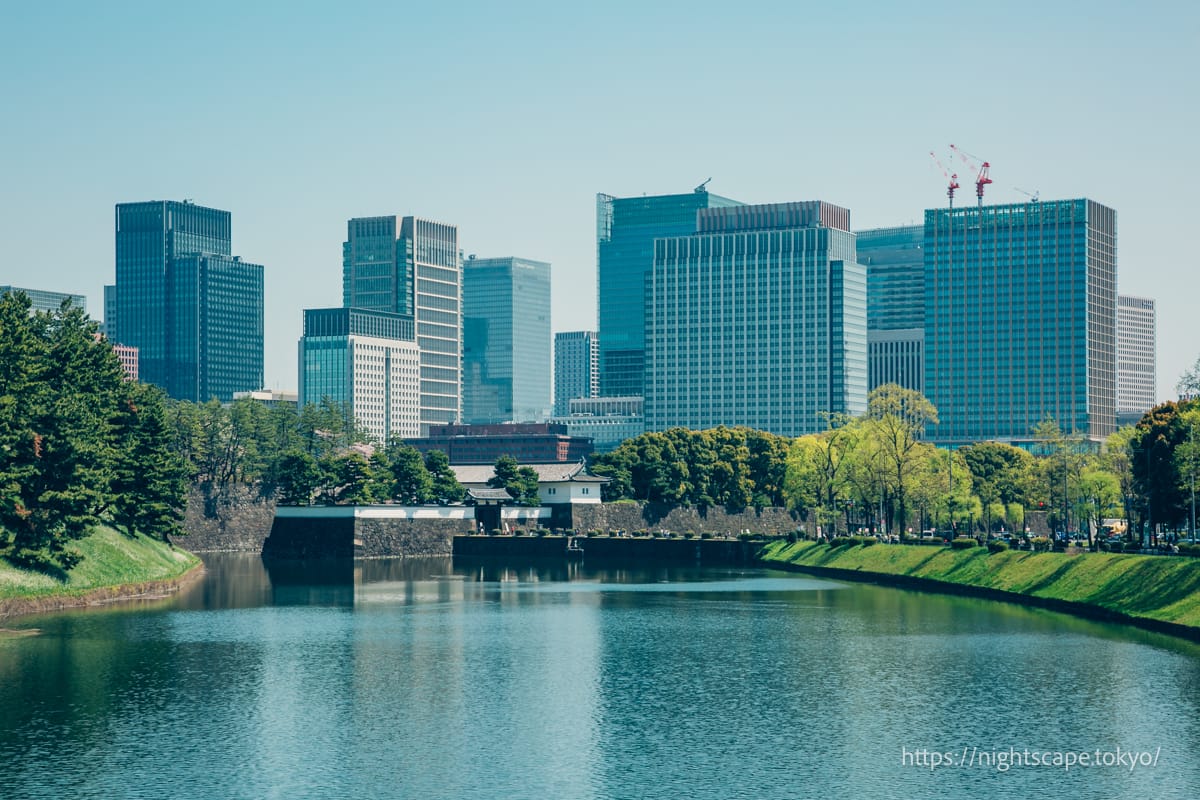 桜田門と丸の内の高層ビル群