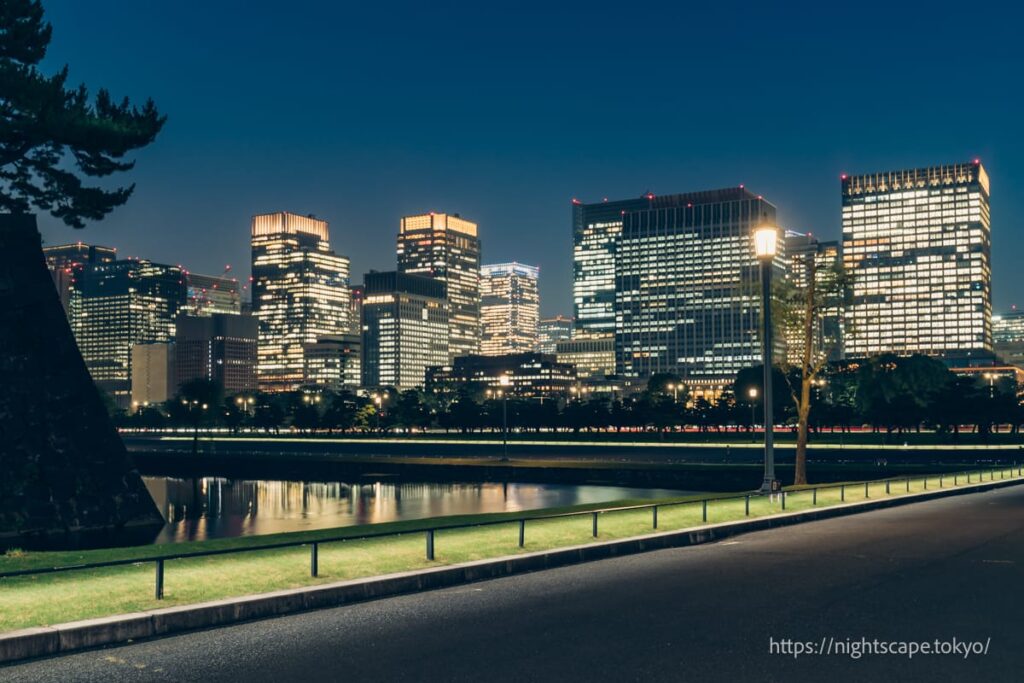 桜田門から眺める高層ビル群の夜景