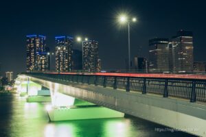 緑色にライトアップされた豊洲大橋