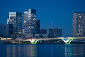 東京スカイツリーとライトアップされる晴海大橋