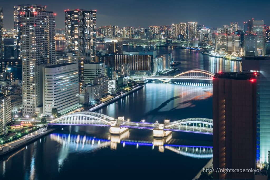 ライトアップされる勝鬨橋と築地大橋