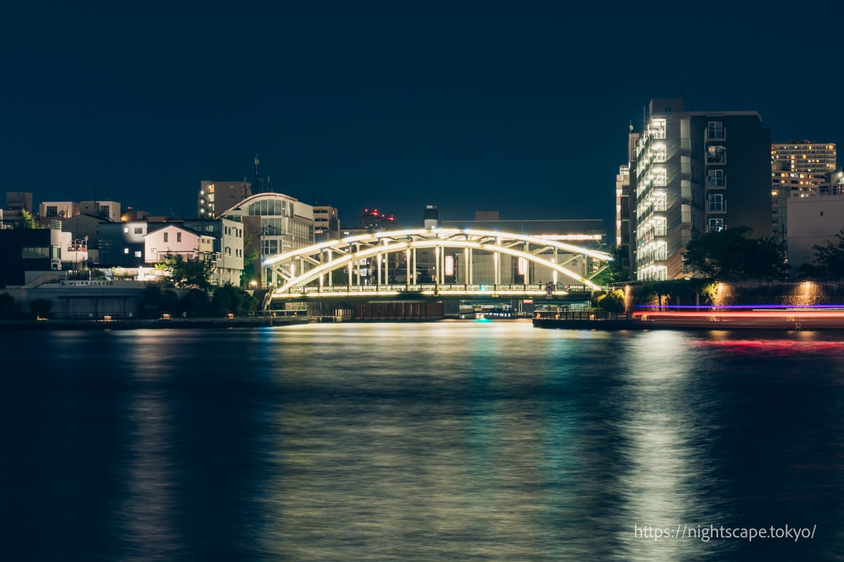 清洲橋から眺めるライトアップされた萬年橋