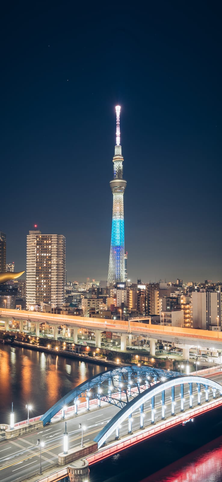 ライトアップされる東京スカイツリーと駒形橋（無料スマホ壁紙）