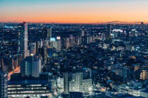 首都高速道路の両脇にビル群が立ち並ぶ光景