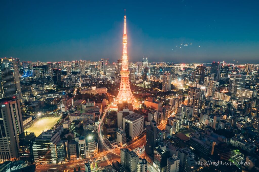 麻布台ヒルズの展望台から眺める東京タワー