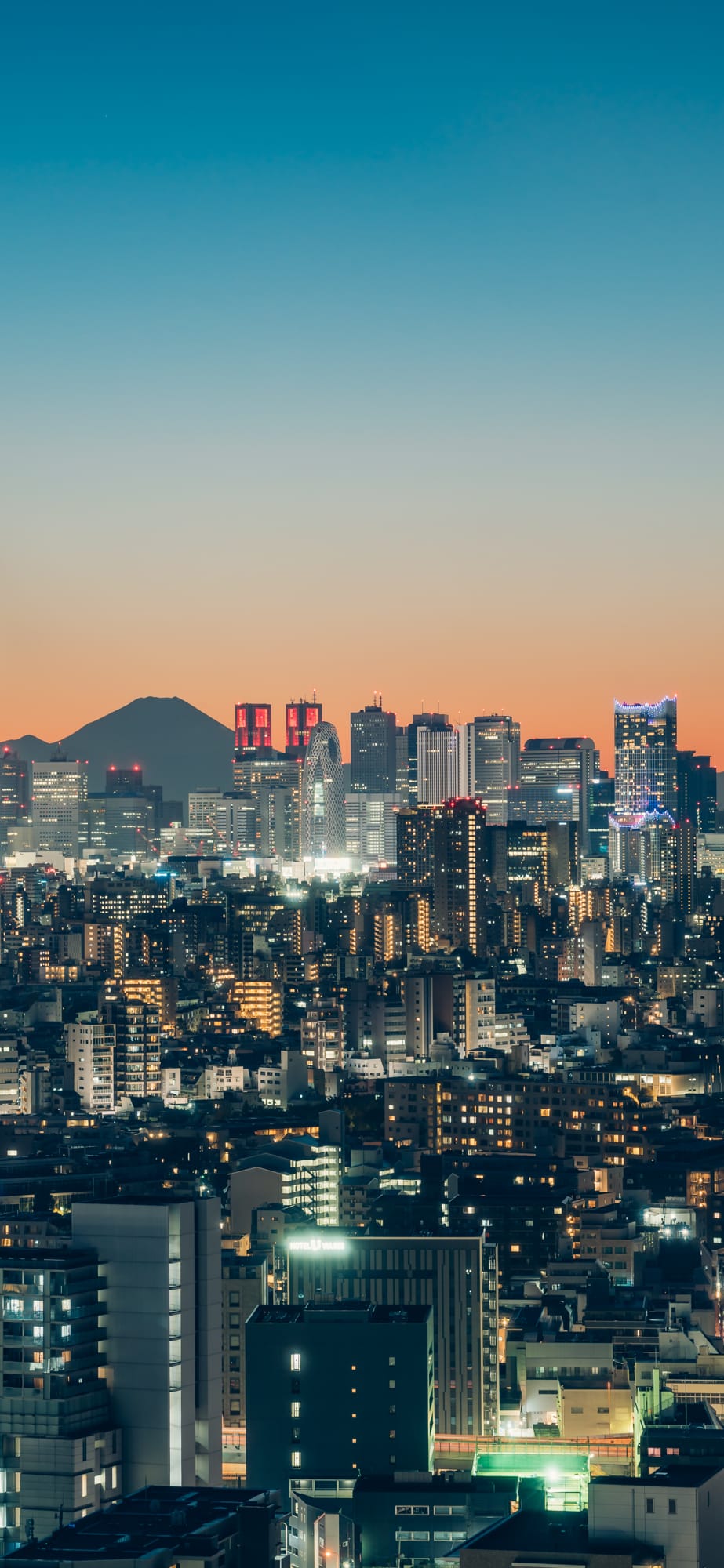 Fuji and the skyscrapers of Shinjuku（Free smartphone wallpaper）