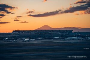 夕暮れ時の富士山