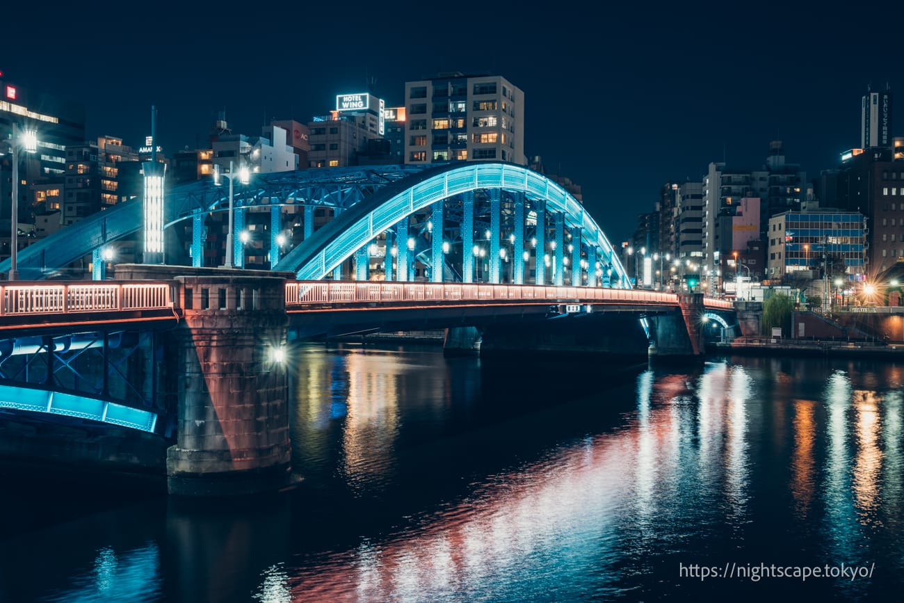 青く輝く駒形橋