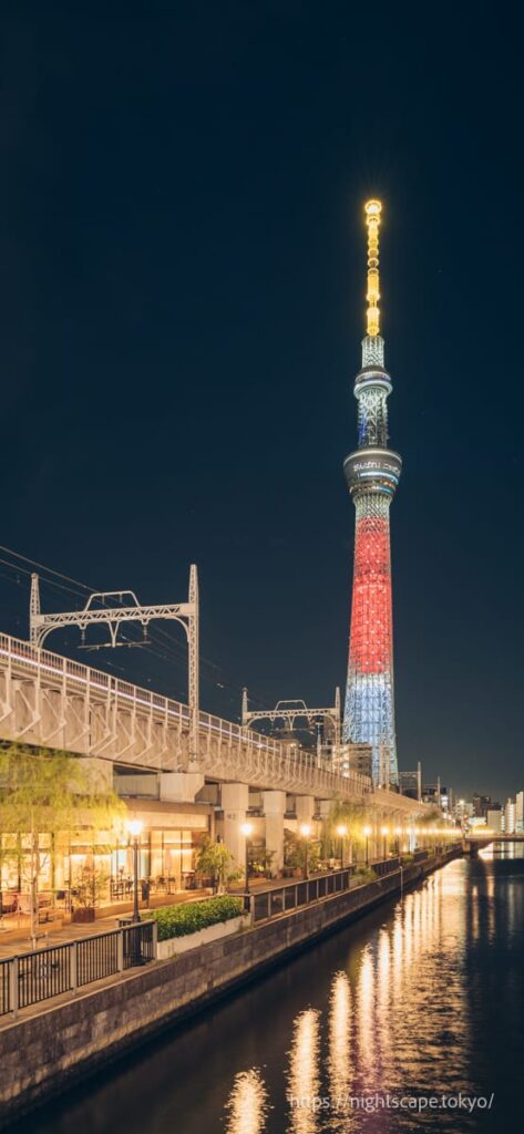 ライトアップされる東京スカイツリー