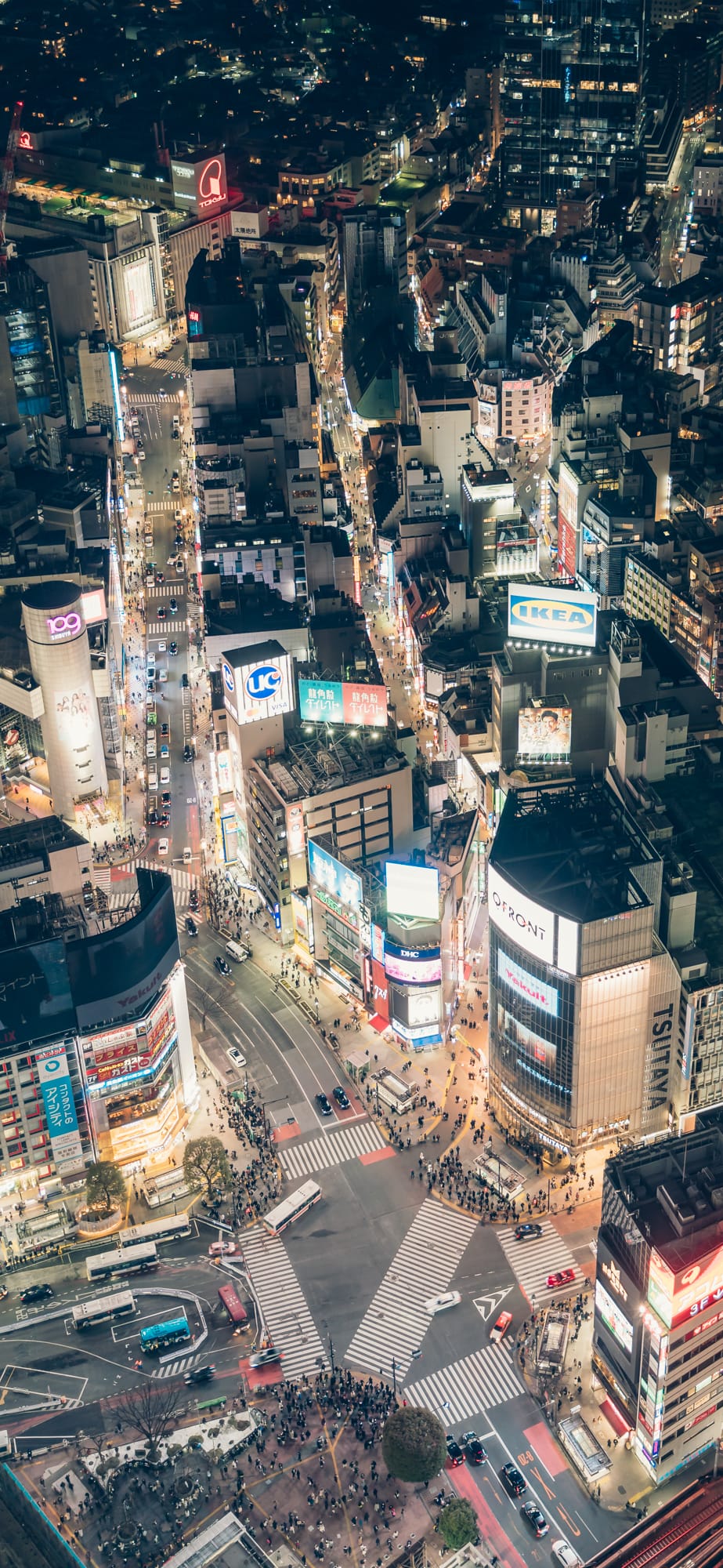 Shibuya Scramble Crossing and the streetscape of Shibuya（Free smartphone wallpaper）