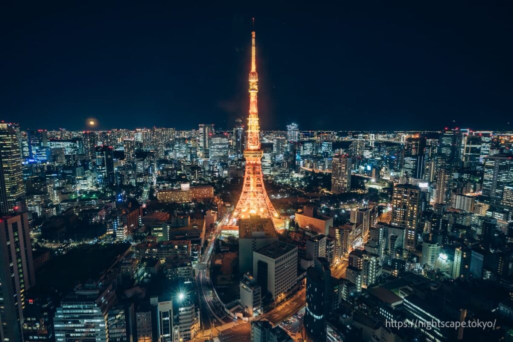 麻布台ヒルズの展望台から眺める東京タワー