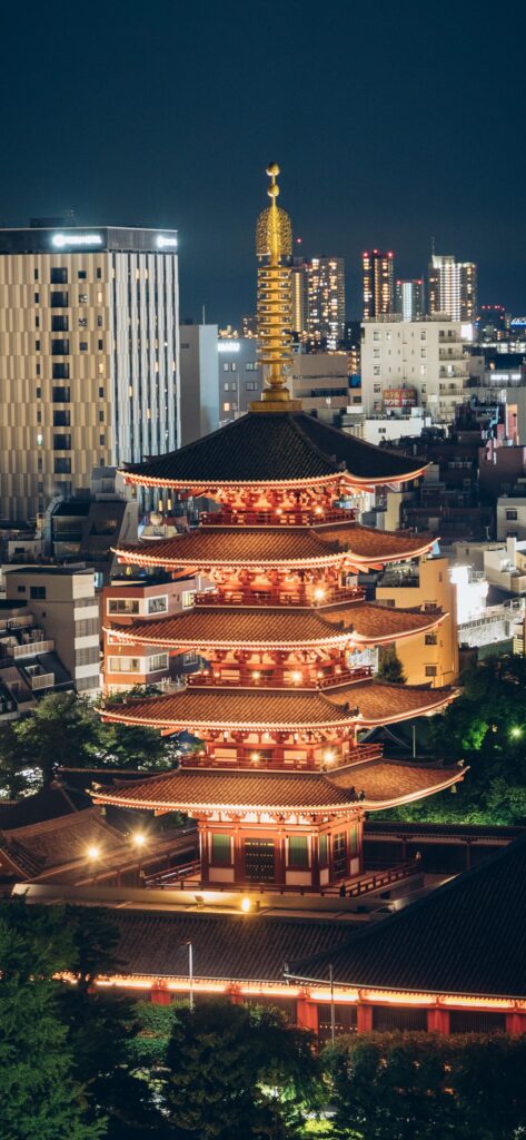 ライトアップされる浅草寺五重塔