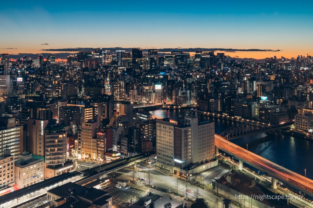 アパホテル 両国駅タワーの客室から眺める夜景（南側）