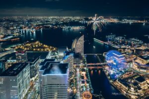 横浜港に打ち上がる花火を眺める