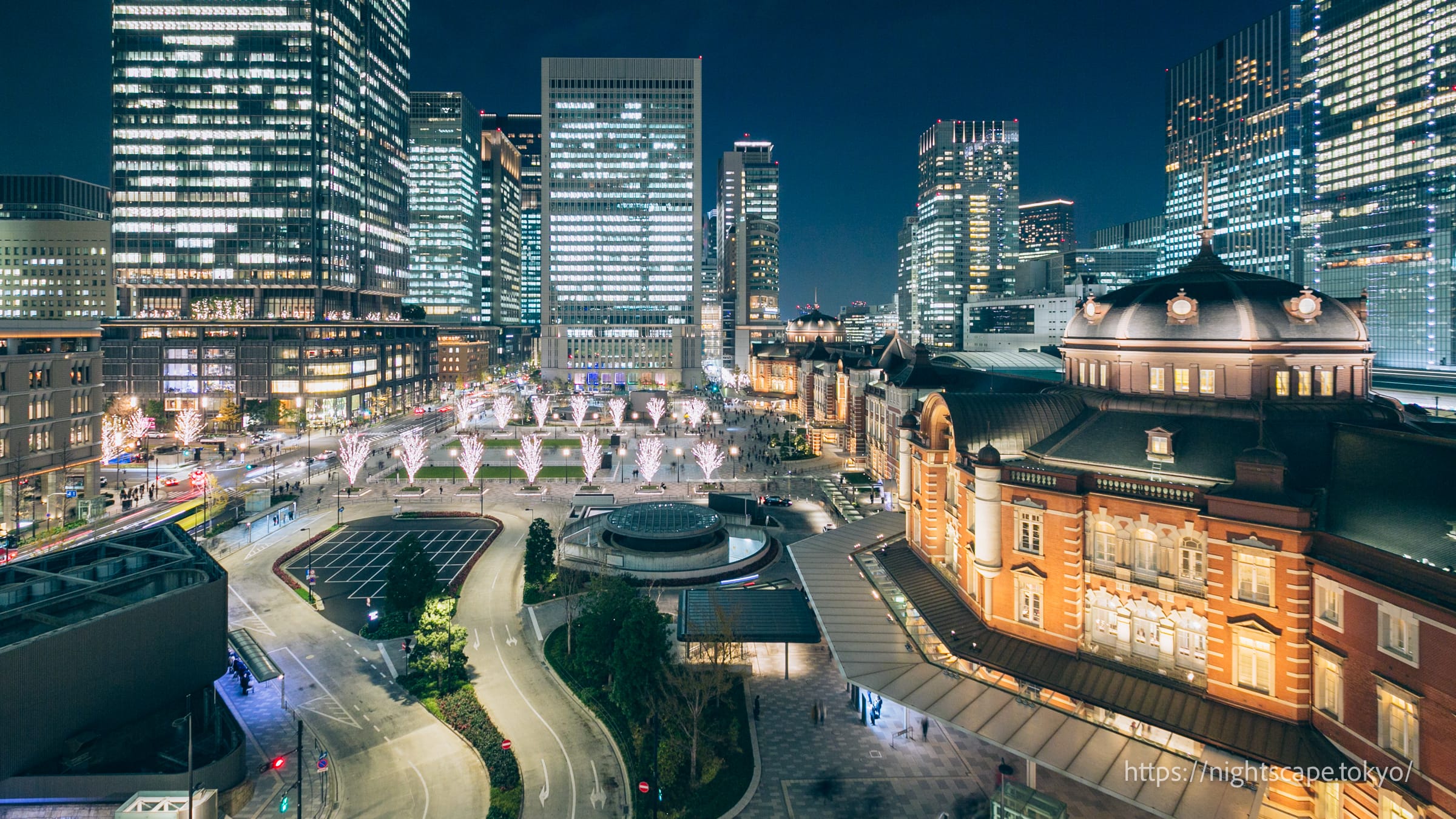ライトアップされる東京駅の赤煉瓦駅舎
