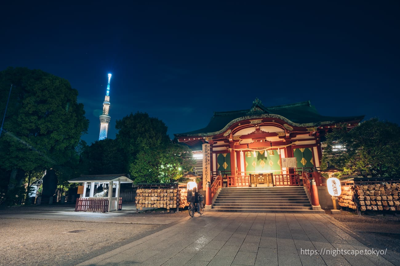 ライトアップされる亀戸天神社と東京スカイツリー