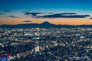 夕暮れ時の富士山