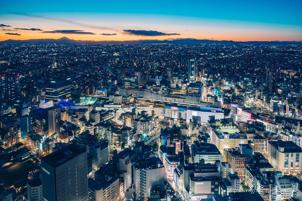 富士山と池袋駅の夜景