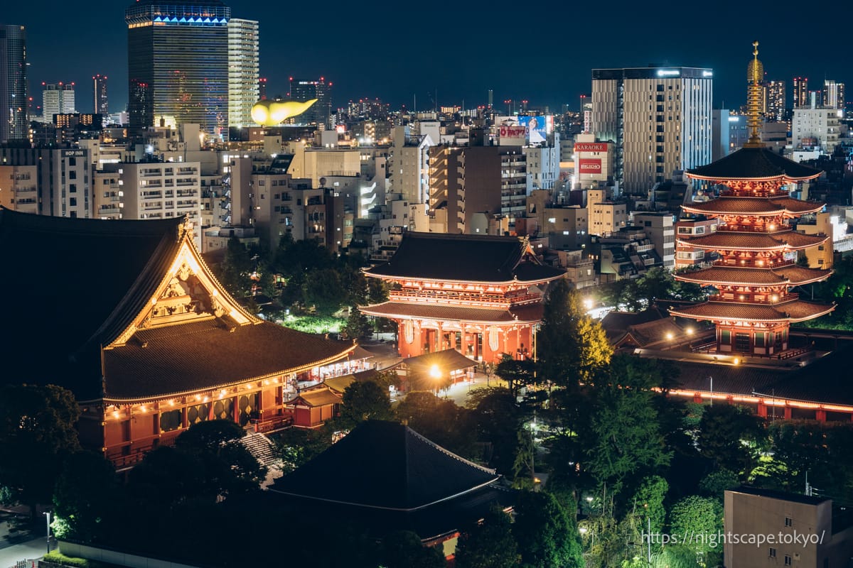 ライトアップされる浅草寺