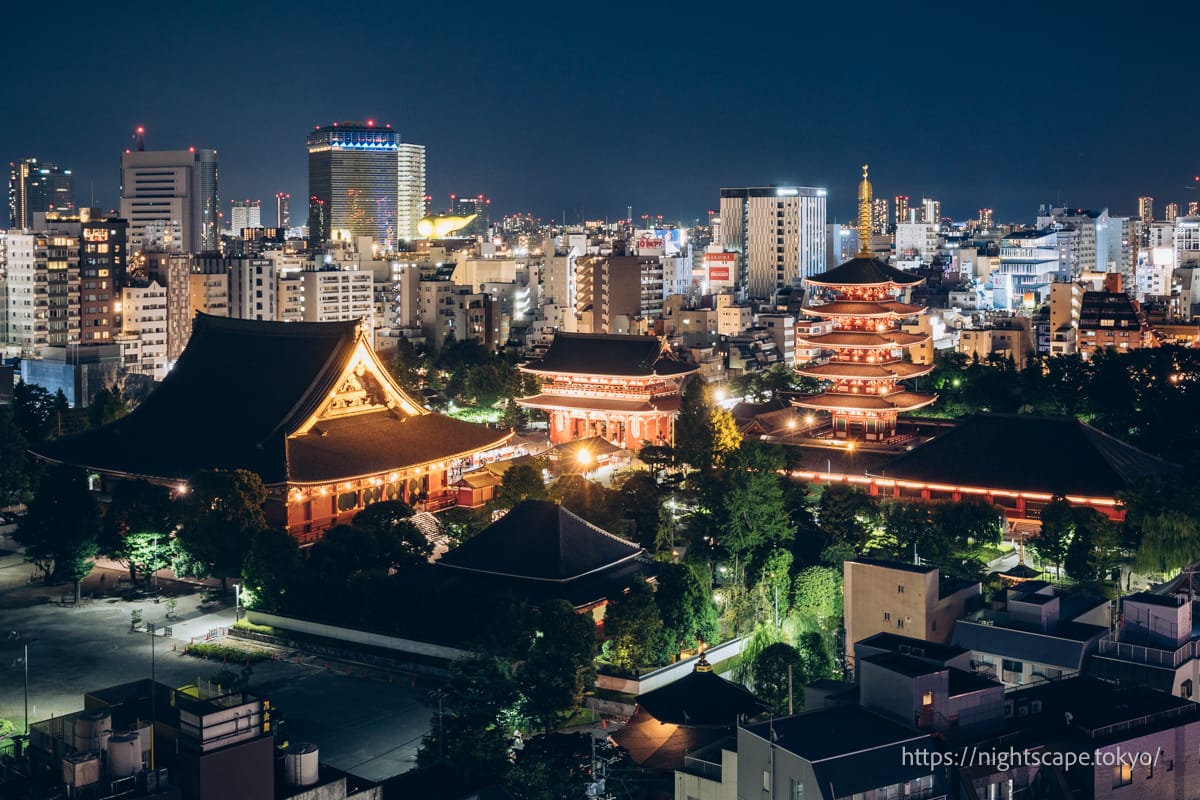 ライトアップされる浅草寺