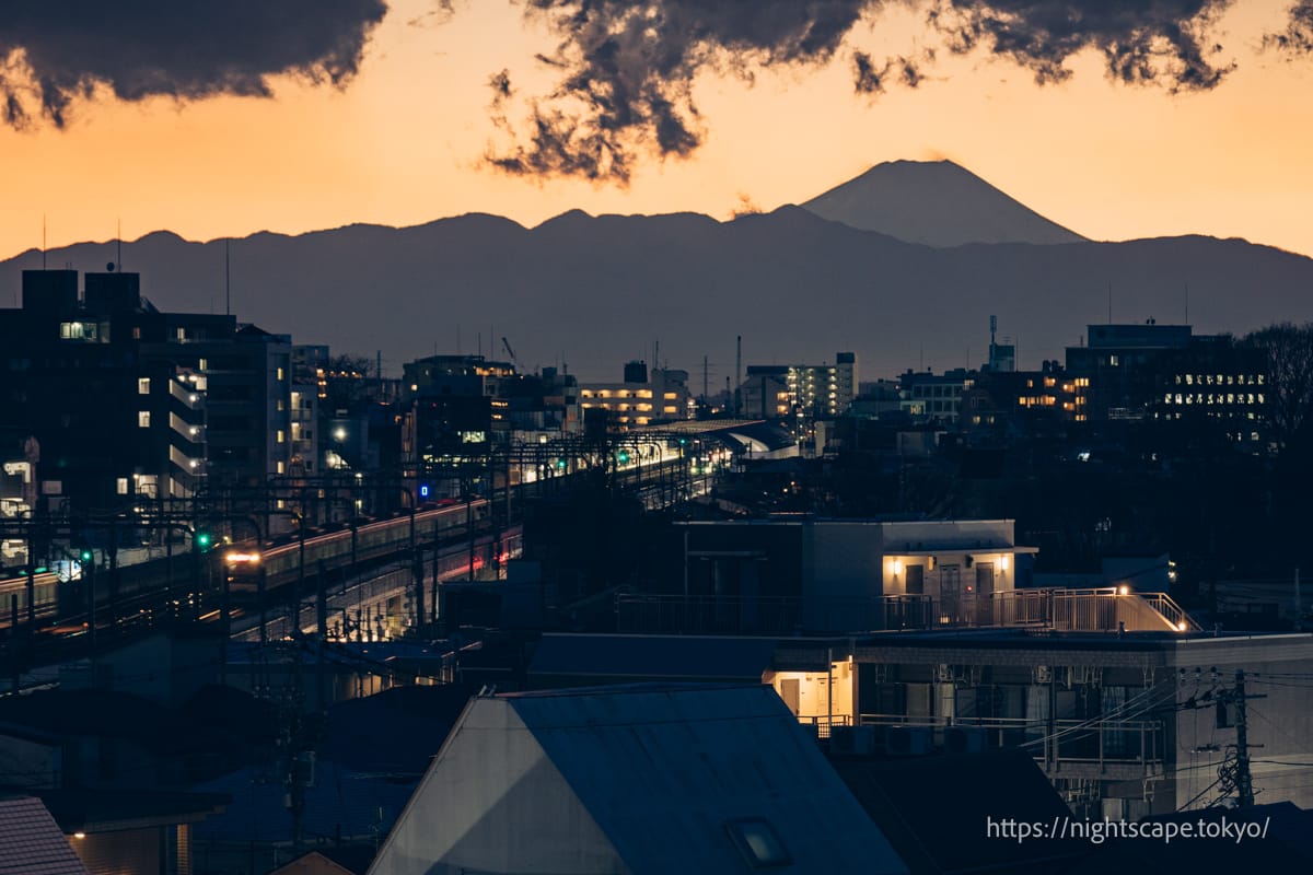 線路の先に富士山が見える光景②