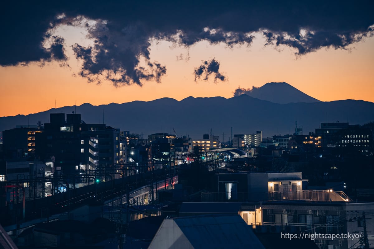 線路の先に富士山が見える光景①