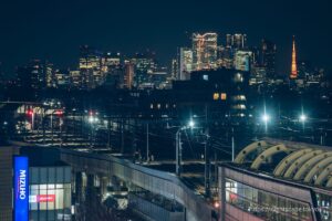 渋谷の高層ビル群と東京タワー