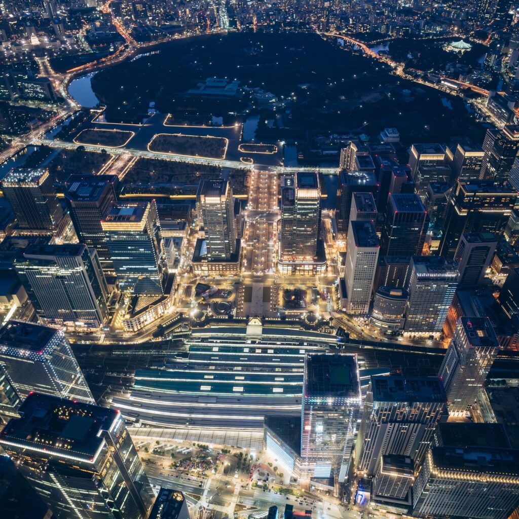 ヘリコプター遊覧で上空から東京駅をはじめとした千代田区の夜景を眺める様子