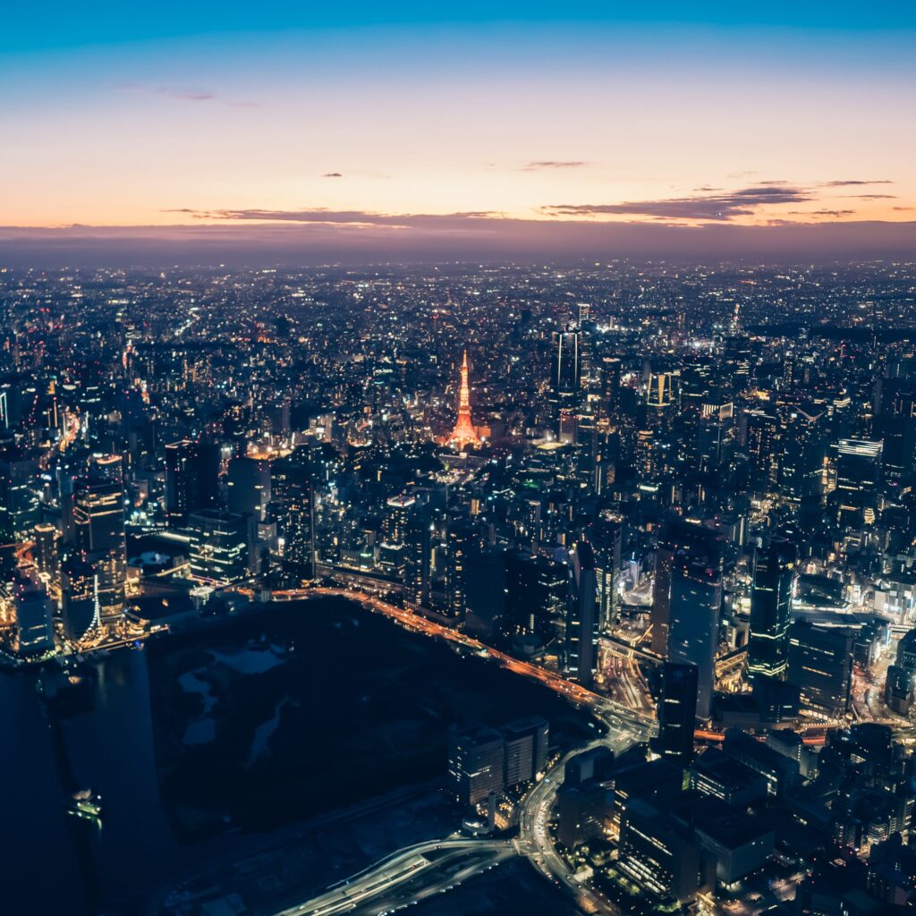 ヘリコプター遊覧で上空から東京タワーをはじめとした港区の夜景を眺める様子