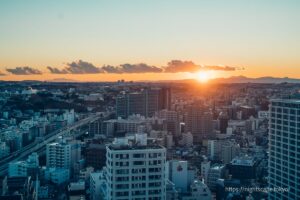 南西側に夕日が沈む様子