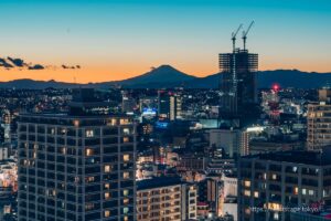 黄昏時の空と富士山