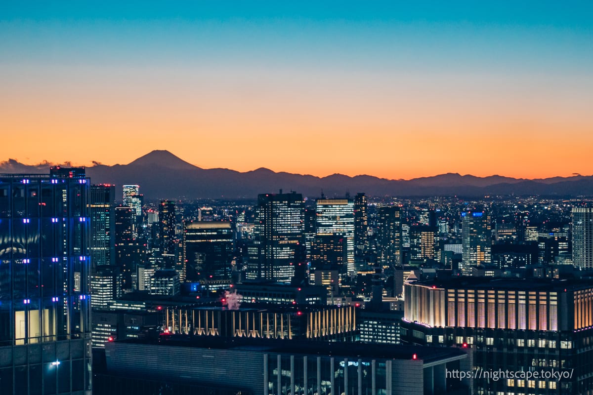 黄昏時の富士山