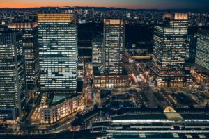 東京駅と丸の内の高層ビル群