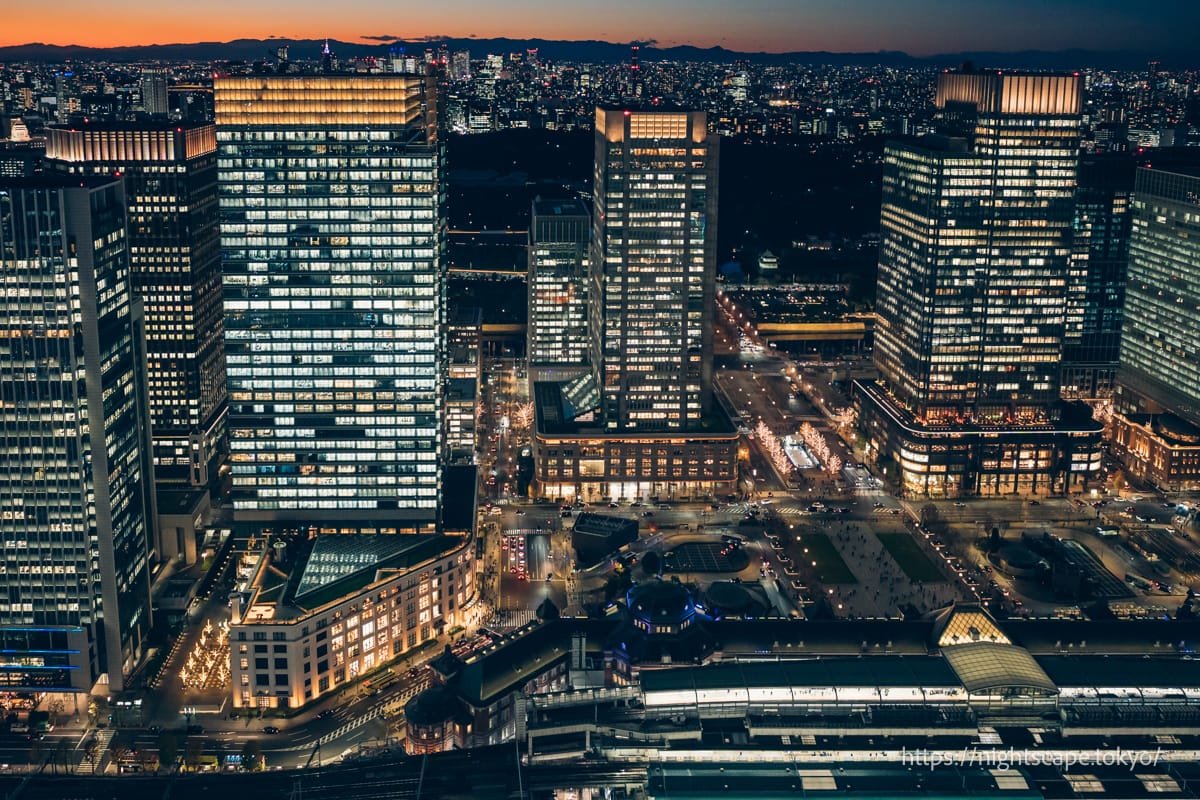 東京駅と丸の内の高層ビル群