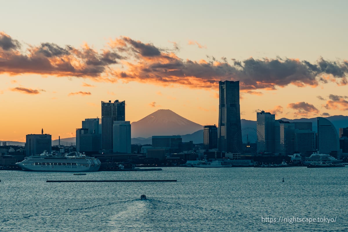 黄昏時の空と富士山