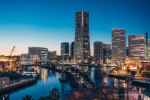 汽車道と横浜ランドマークタワー