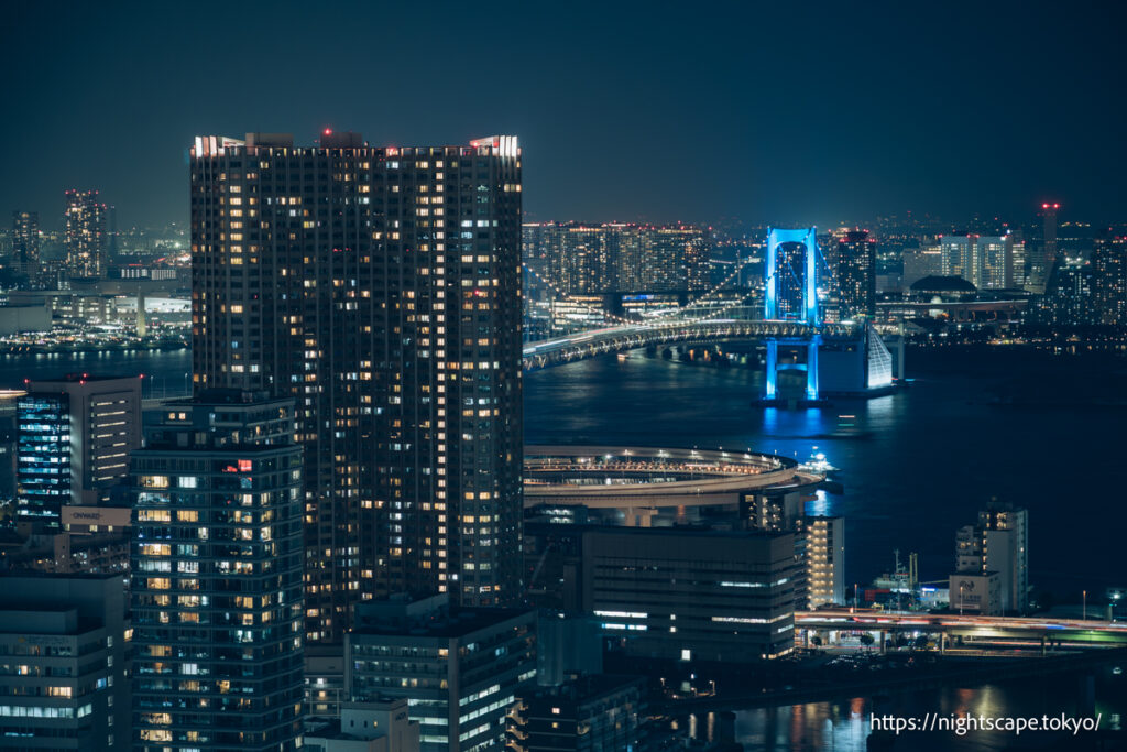 ライトアップされるレインボーブリッジ